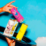 Playboy lança coquetéis de vodka com criações de Andy Warhol nas latas